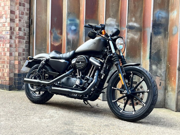 Harley-Davidson SPORTSTER 883 XL883N IRON 883