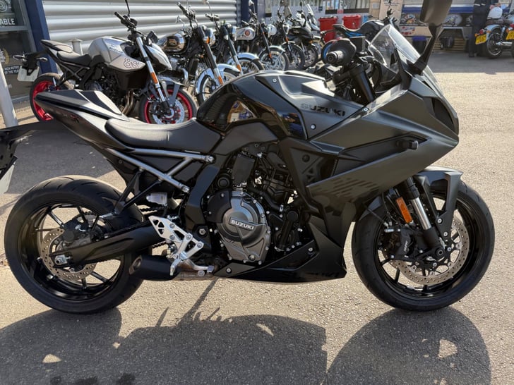 Suzuki GSX-8R 776