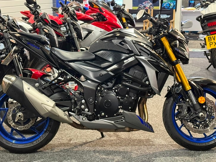 SUZUKI GSX-S750